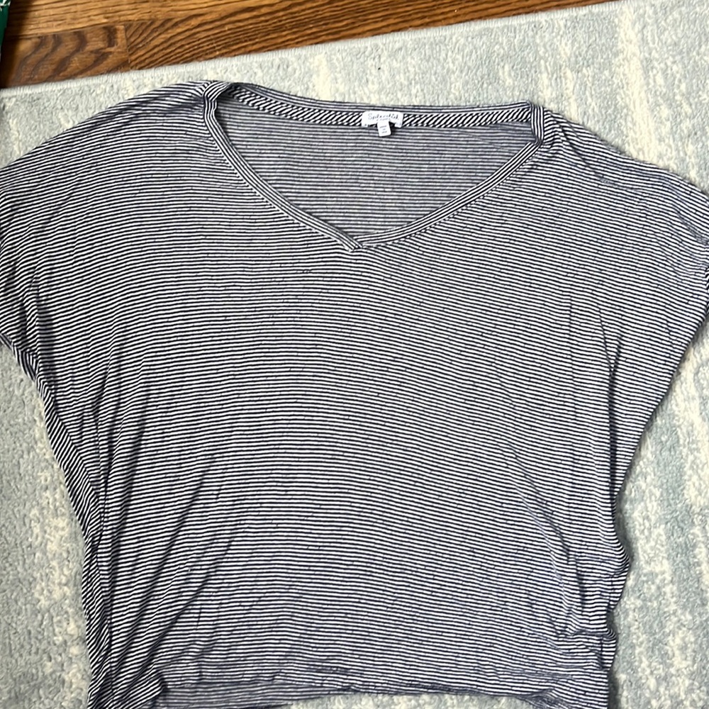 Splendid v-neck T-shirt in XS. Blue & white striped